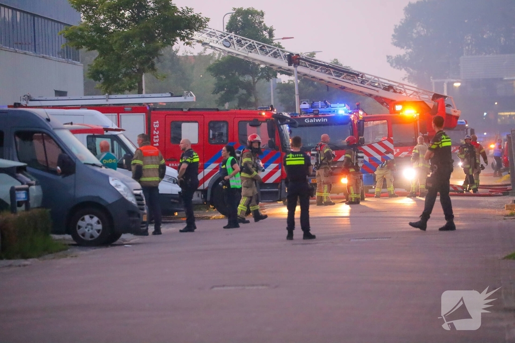 Grote brand in bedrijfspand vergt inzet brandweer