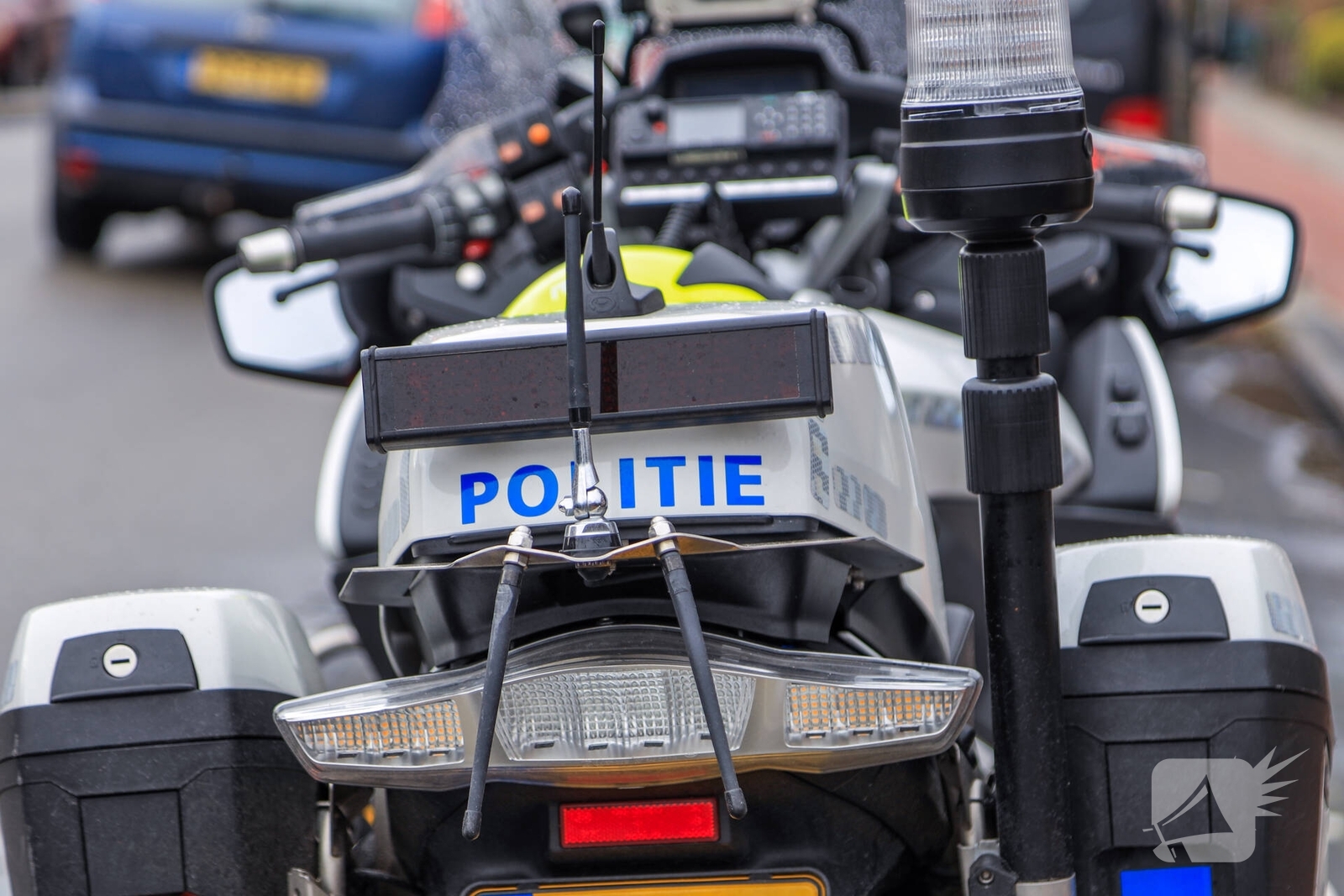 Auto raakt van de weg en komt in greppel tot stilstand, Pontweg in de Woude