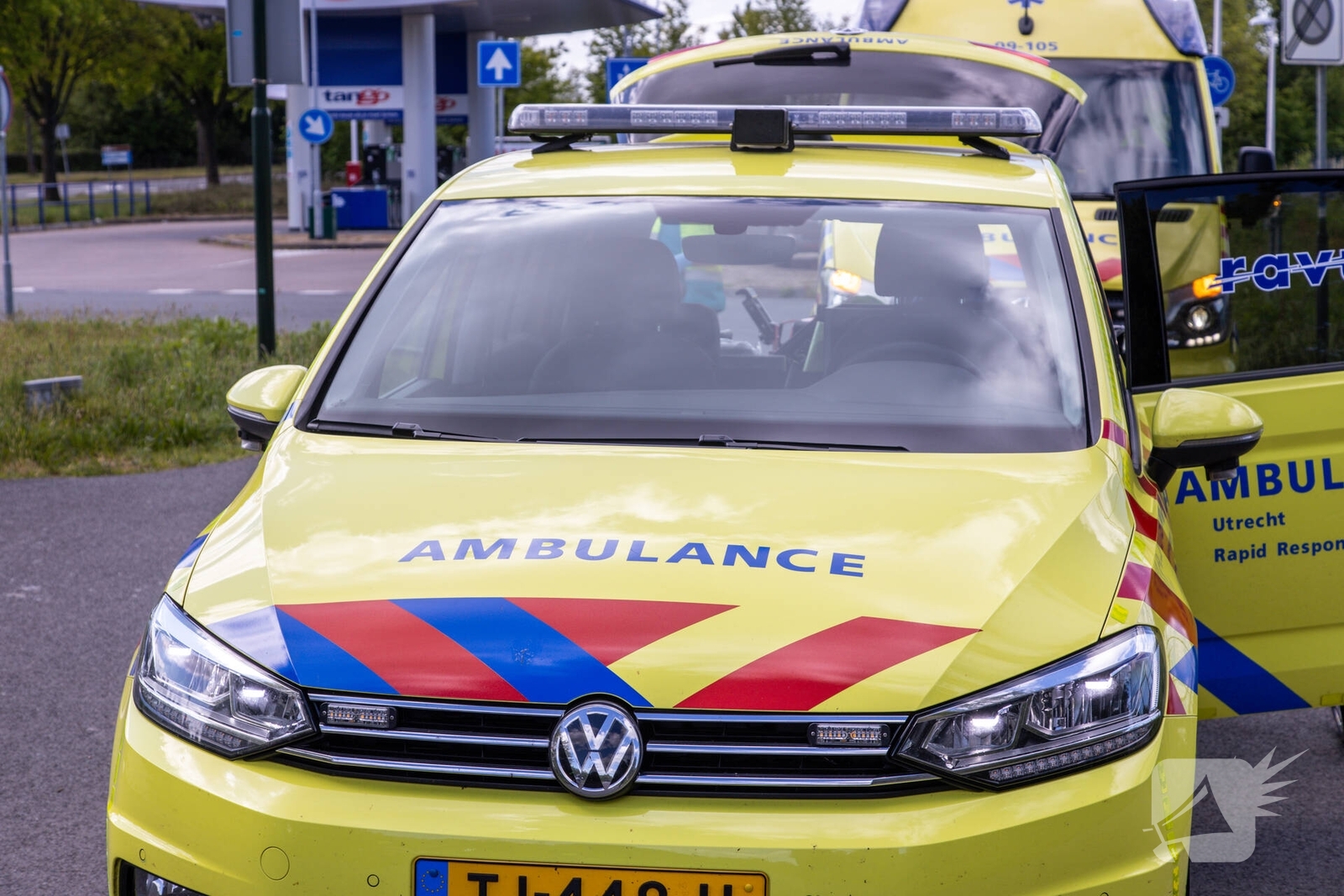 Automobilist rijdt tegen boom, Zelderseweg - N301 24,3 in Terschuur