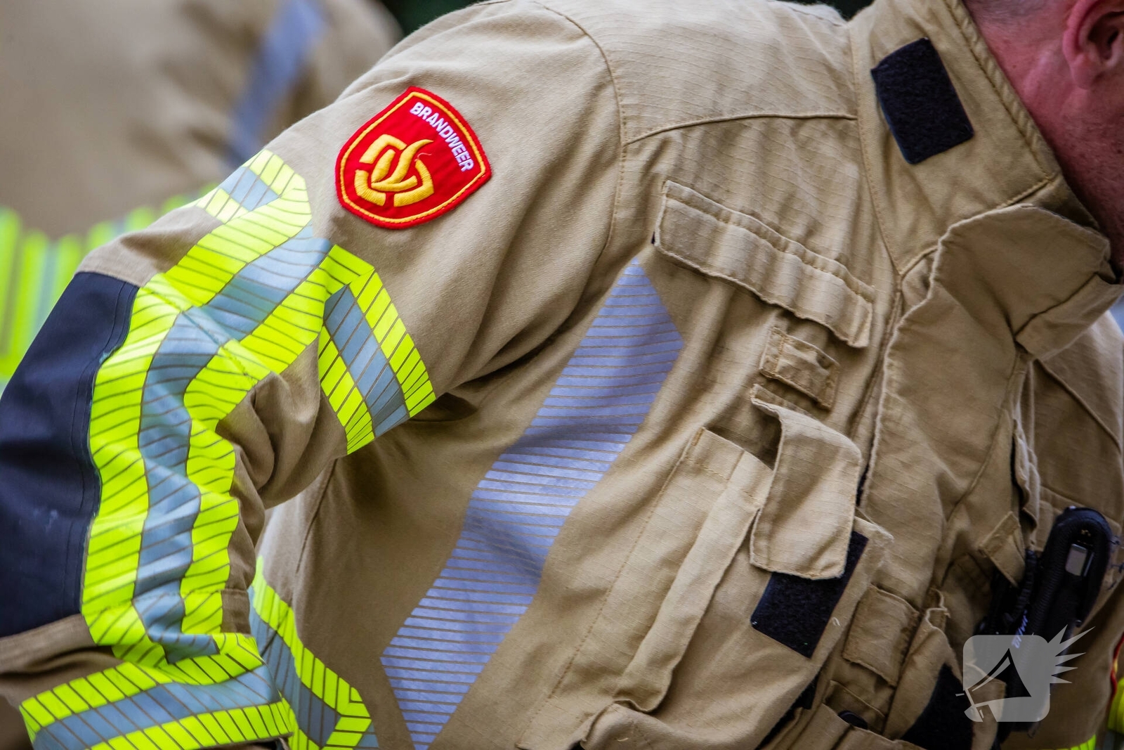 Achterkant van auto in brand, Germanenlaan in Apeldoorn