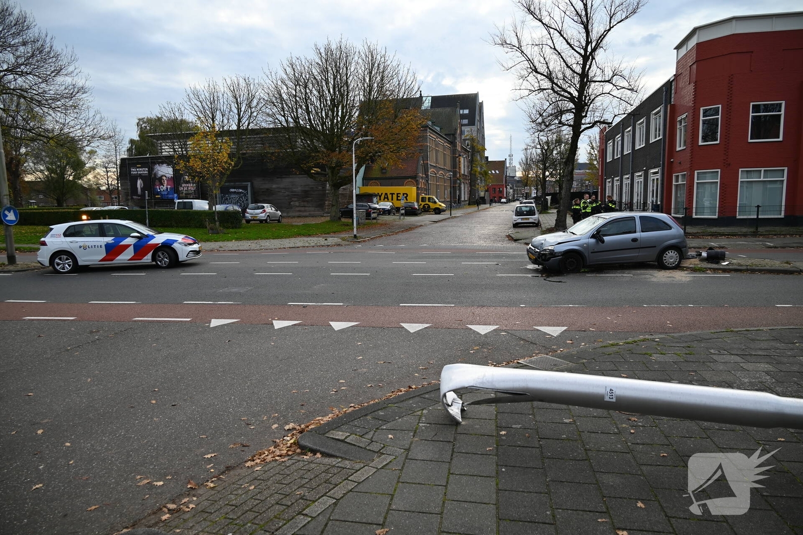 Lantaarnpaal zwaar beschadigd, Tjerk Hiddesstraat in Leeuwarden