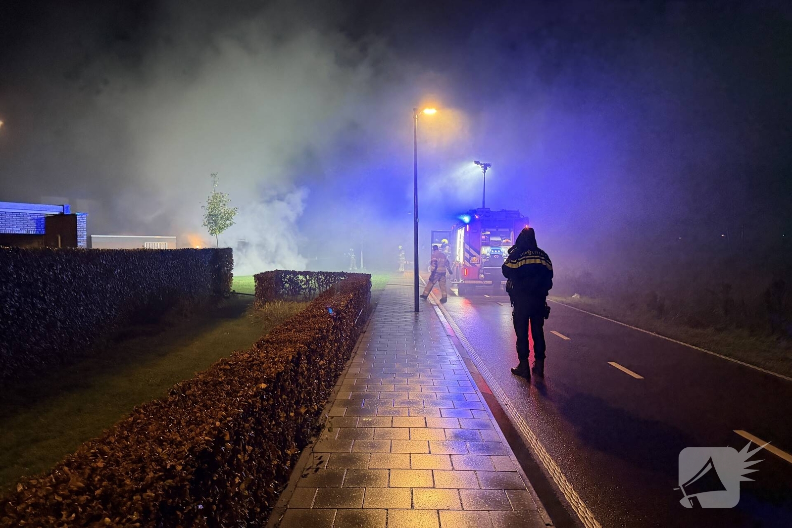 Uitslaande brand verwoest bijgebouw zonder gewonden, Spoorven in Veghel