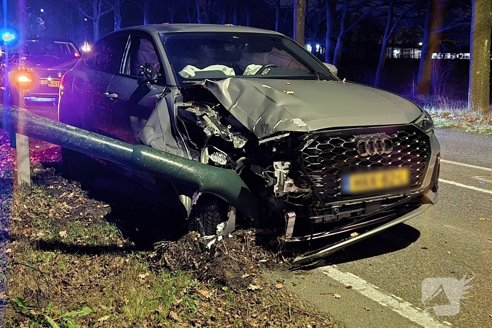 Inhaalactie eindigt in botsing met boom, Collse Hoefdijk in Nuenen