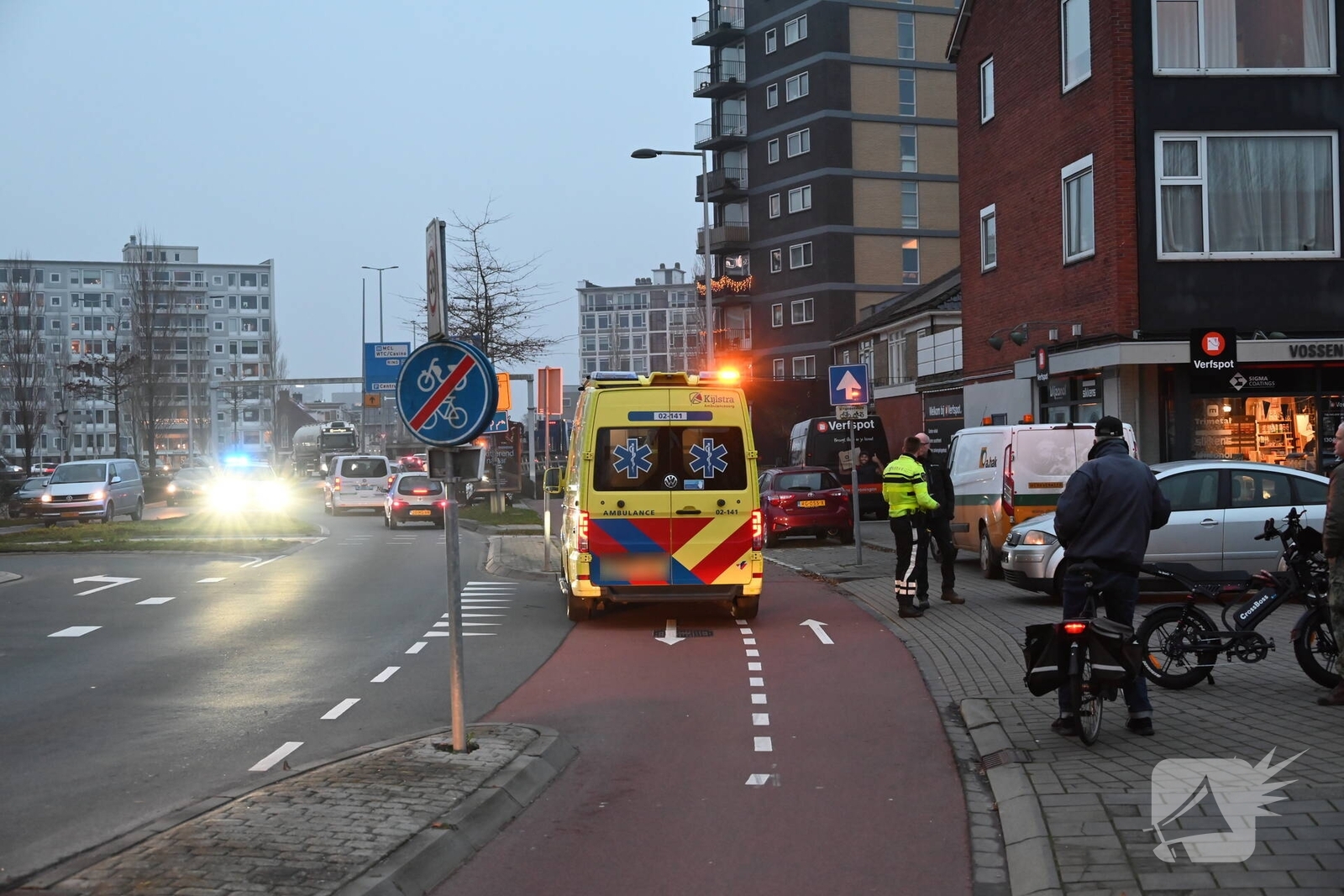 Botsing tussen fatbike en auto leidt tot gewonde, Valeriusstraat in Leeuwarden