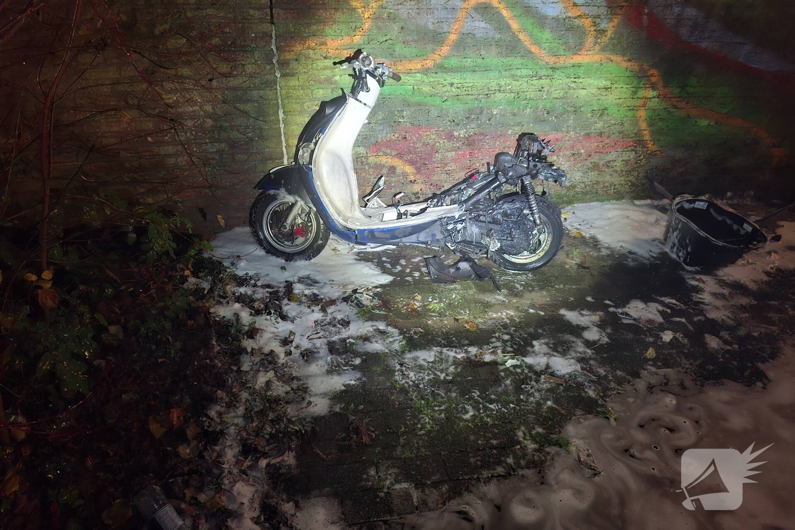 Scooter gaat volledig in vlammen op, Meelbeshof in Papendrecht