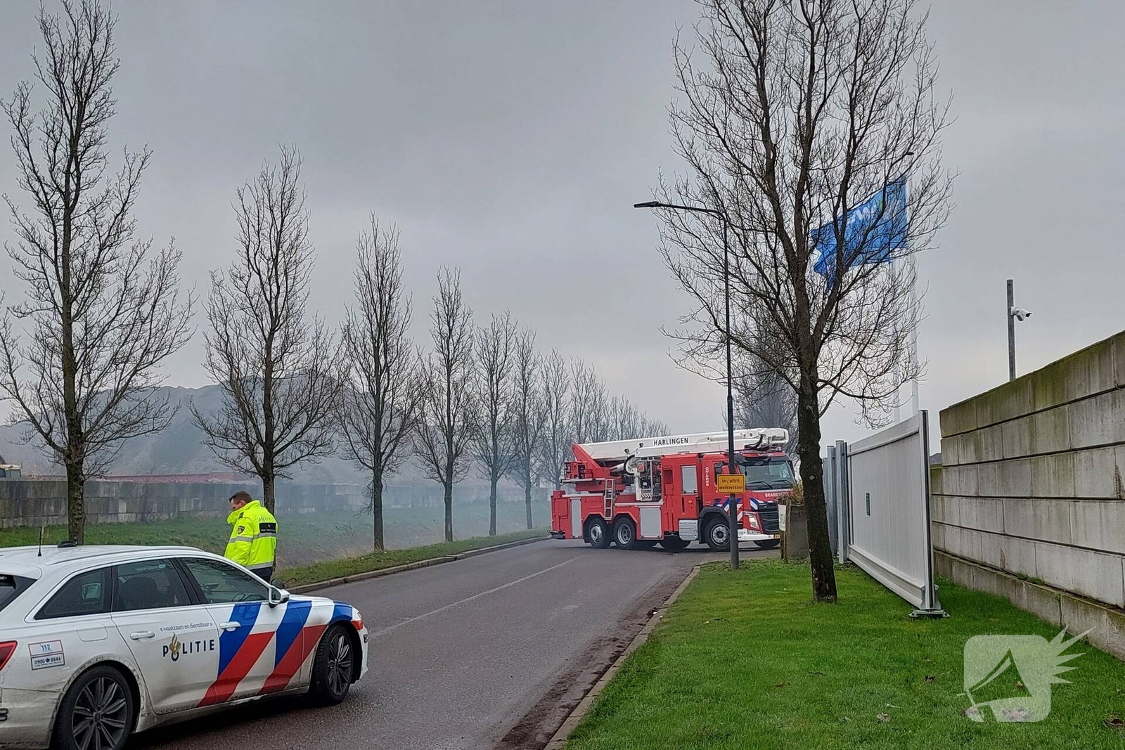 Brand in rietdak zorgt voor rookontwikkeling, Kelvinstraat in Harlingen