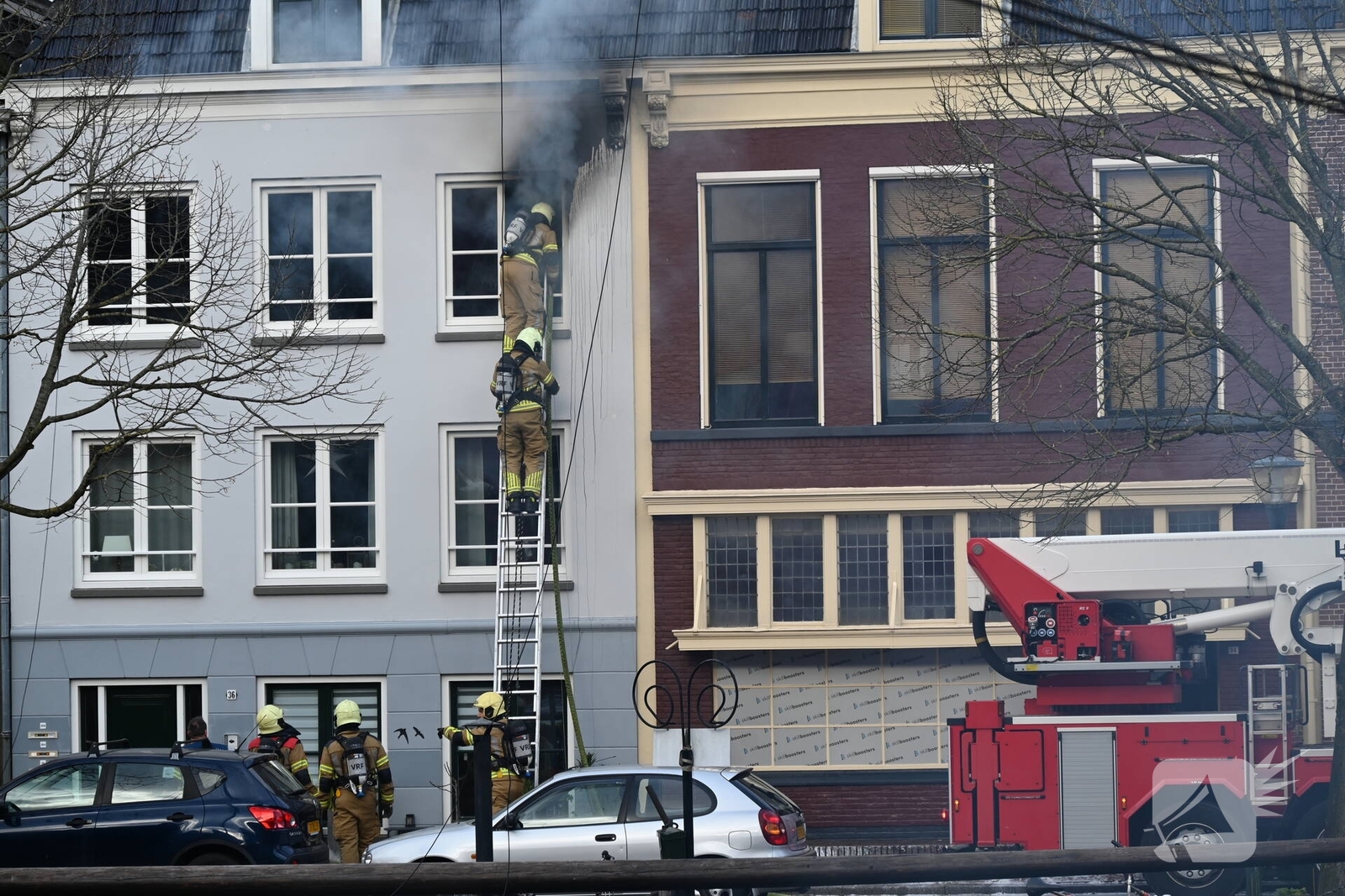Brand in woning leidt tot grootschalige hulpverlening, Willemskade in Leeuwarden