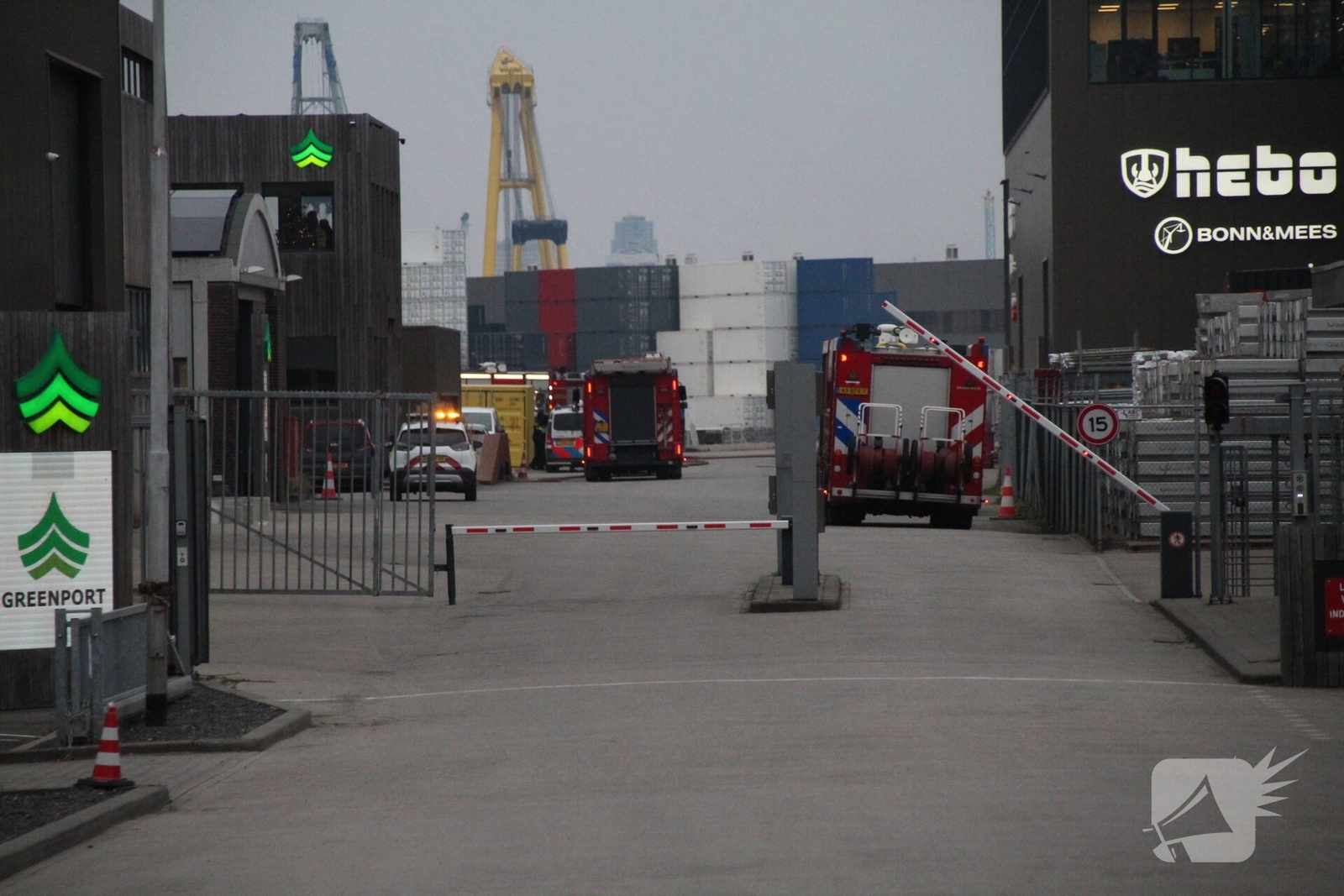 Brand in industriepand leidt tot zwarte rook, Pastoriestraat in Pernis Rotterdam