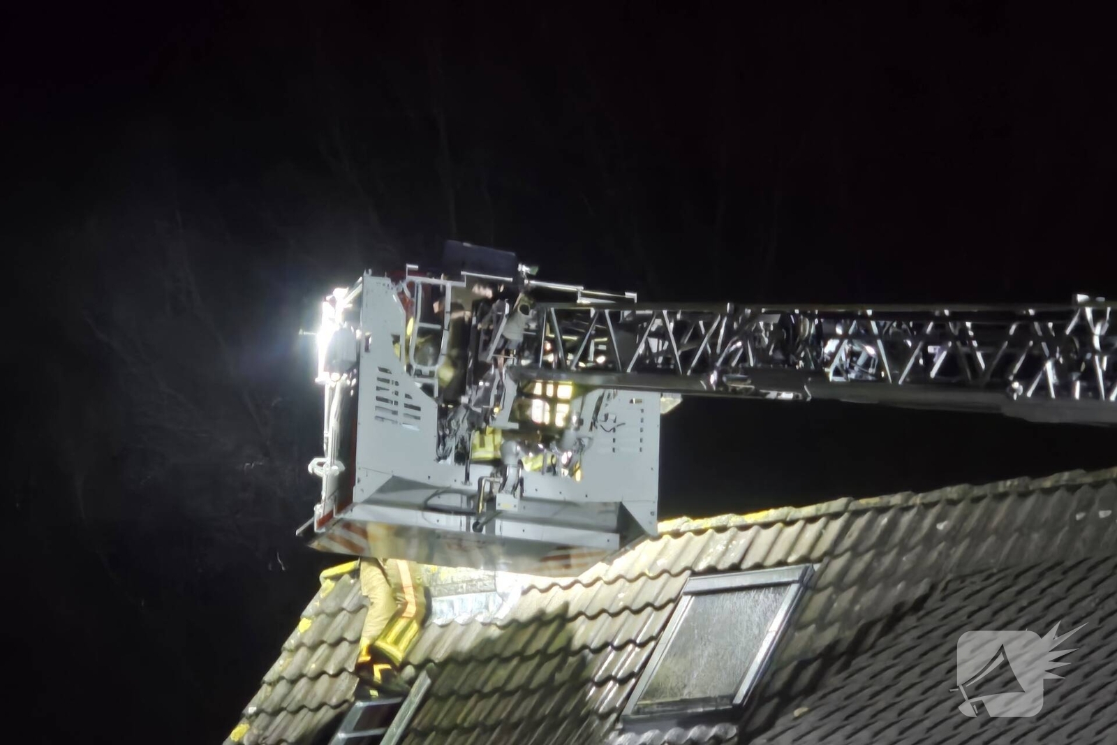 Brandweer ingezet voor schoorsteenbrand, Karveel 40 in Lelystad