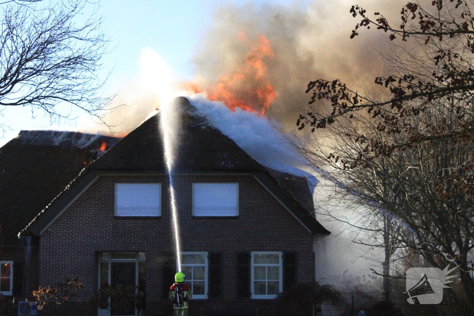 Grote woningbrand verwoest pand met rieten kap, Oenerweg in Heerde