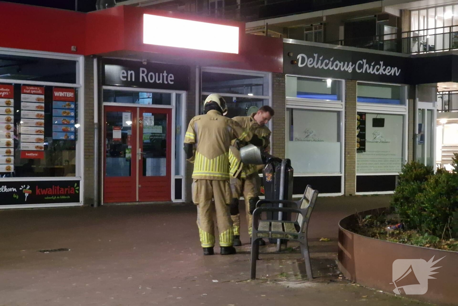 Jongeren steken prullenbak in brand, Tournoysveld in Woerden