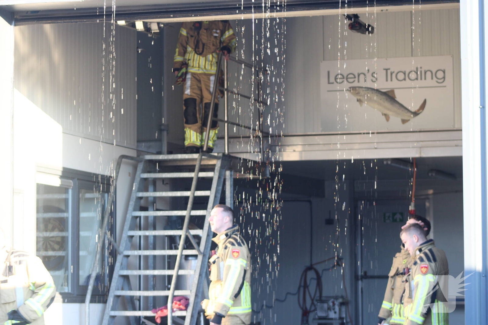 Brandweer sluit gesprongen waterleiding af, Westwal in Urk