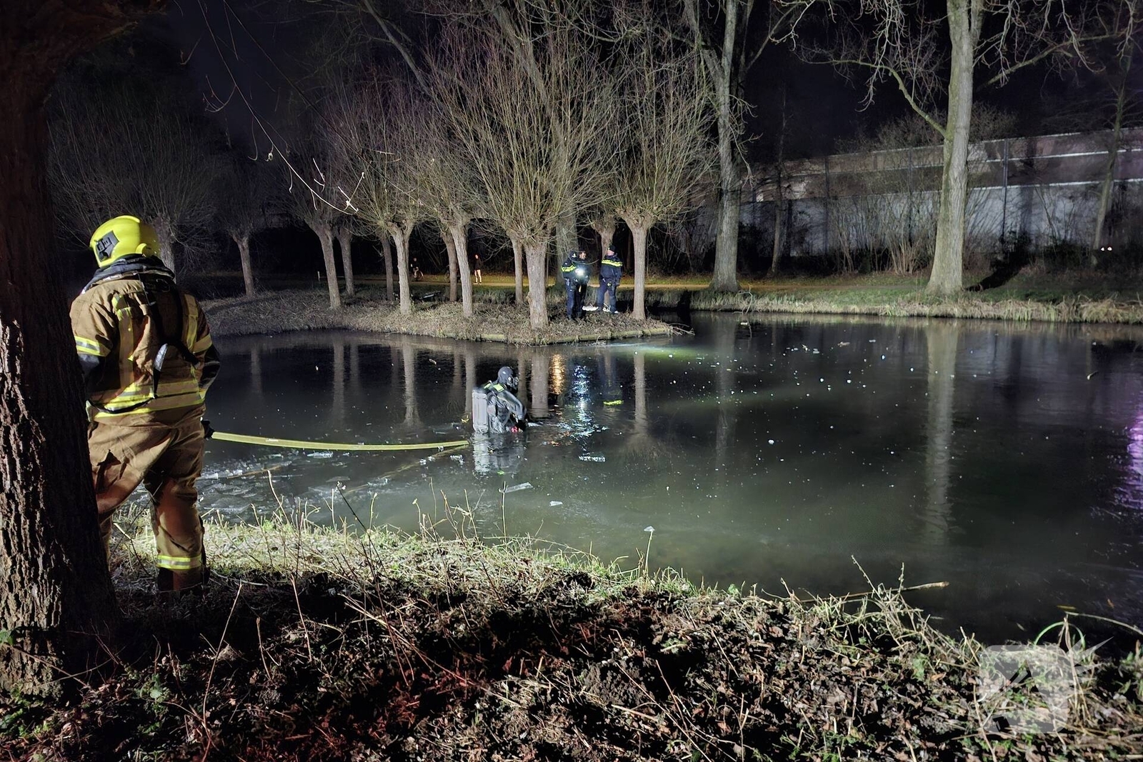 Zoekactie naar mogelijk persoon in water, Reinenweer in Sliedrecht
