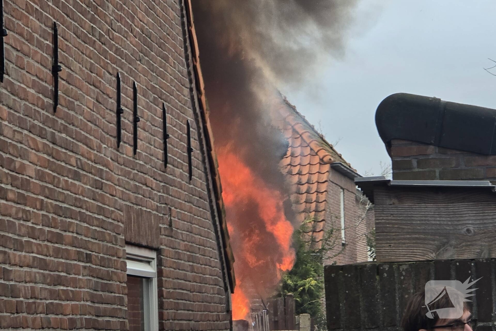 Explosies en zwarte rook bij brand in dak, Burchtstraat in Rijnsburg