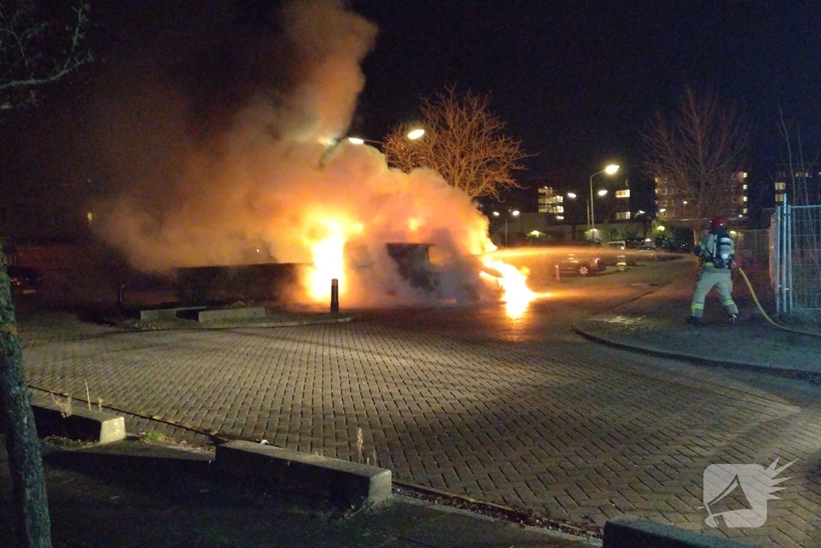 Twee voertuigen in lichterlaaie op parkeerterrein, Boternesserstraat in Weesp