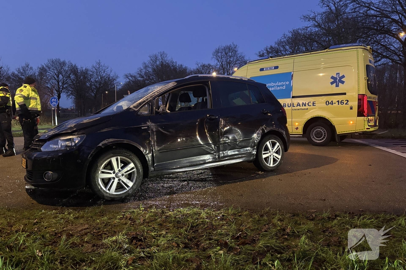 Auto zwaar beschadigd bij eenzijdig ongeval, Rijksparallelweg in Staphorst