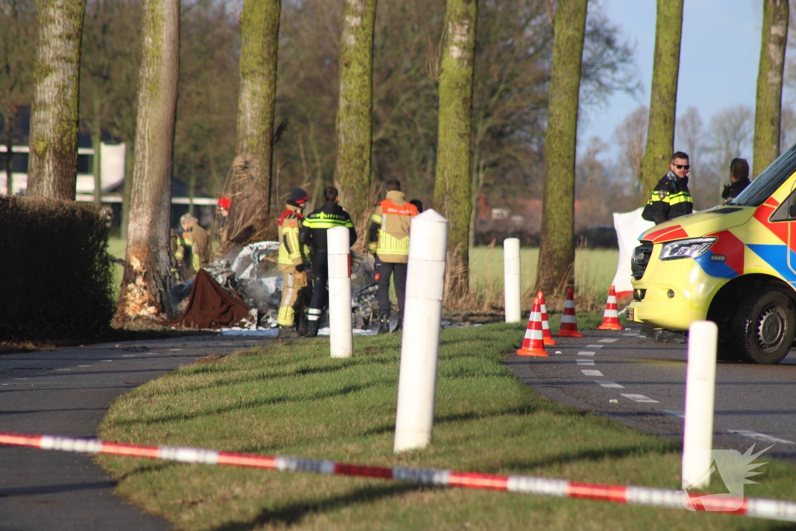 Auto crasht tegen boom en brandt volledig uit, Westerringweg in Creil