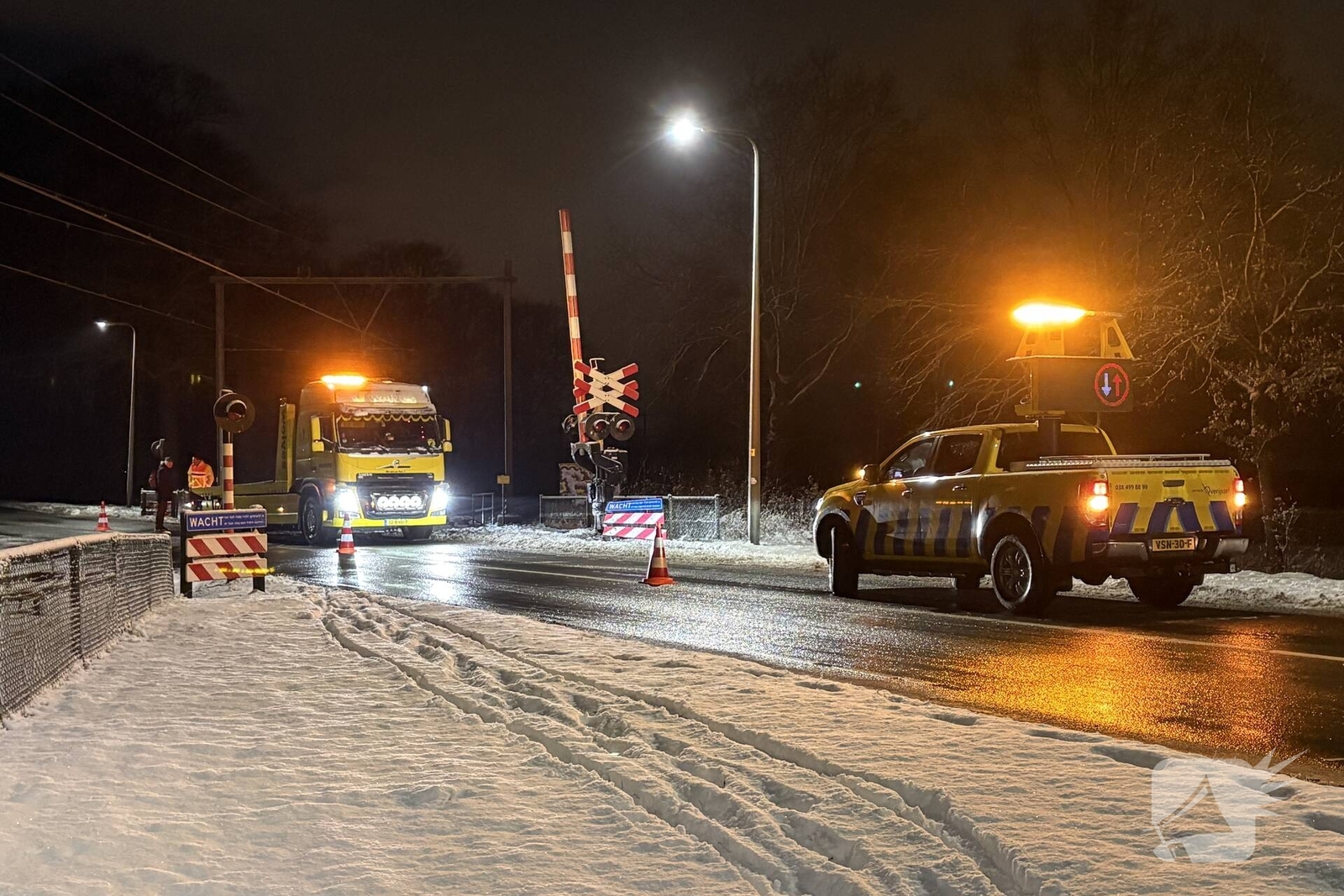 Auto op spoor veroorzaakt treinonderbreking, Poppenallee in Dalfsen