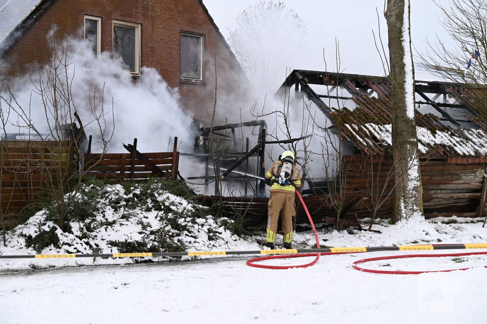 Brandweer redt dieren uit woning en voorkomt overslag, Ds. Marinus Mooijstraat in Oudebildtzijl