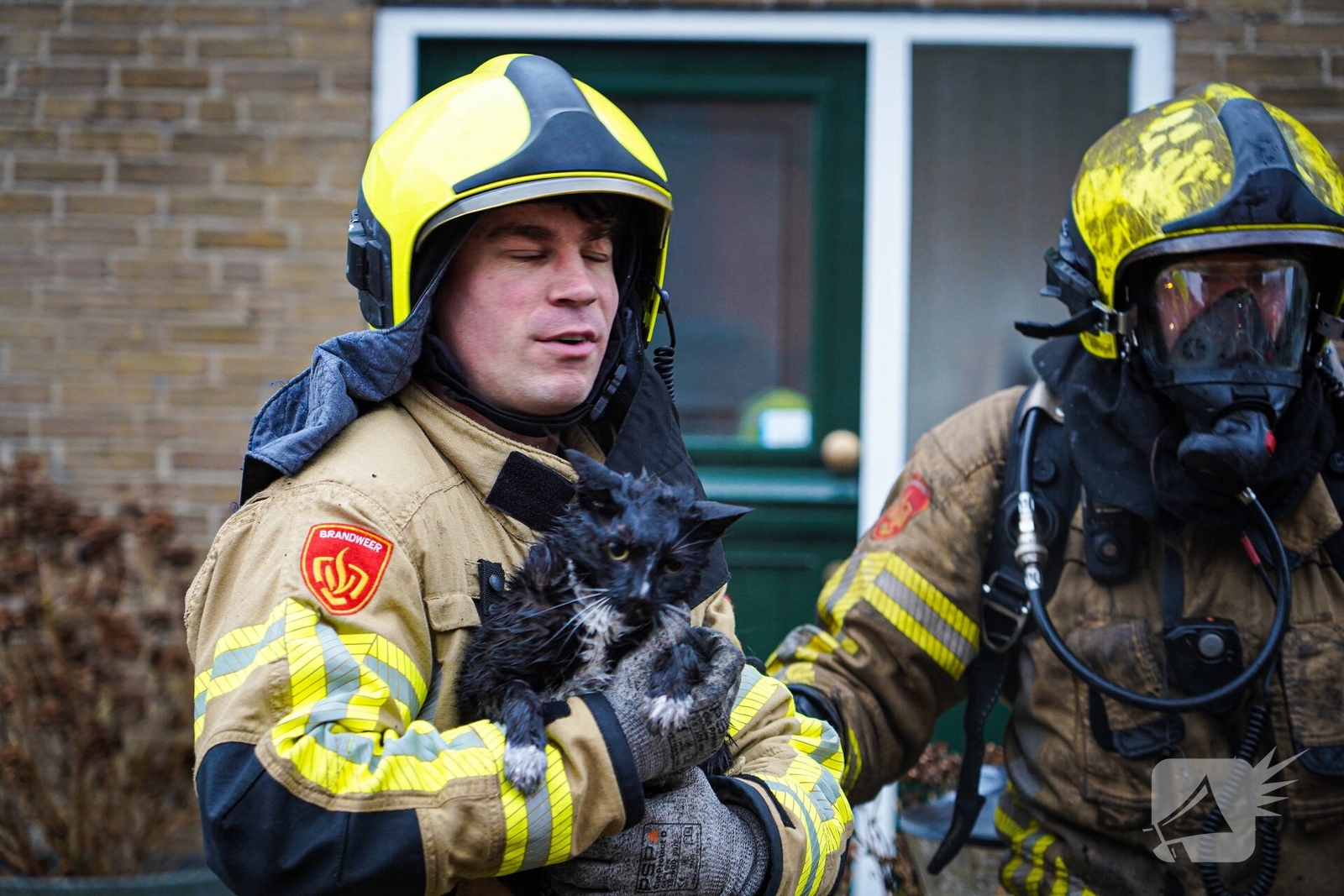 Bewoners niet thuis tijdens zolderbrand, twee katten gered, Dijkgravenlaan in Leiderdorp