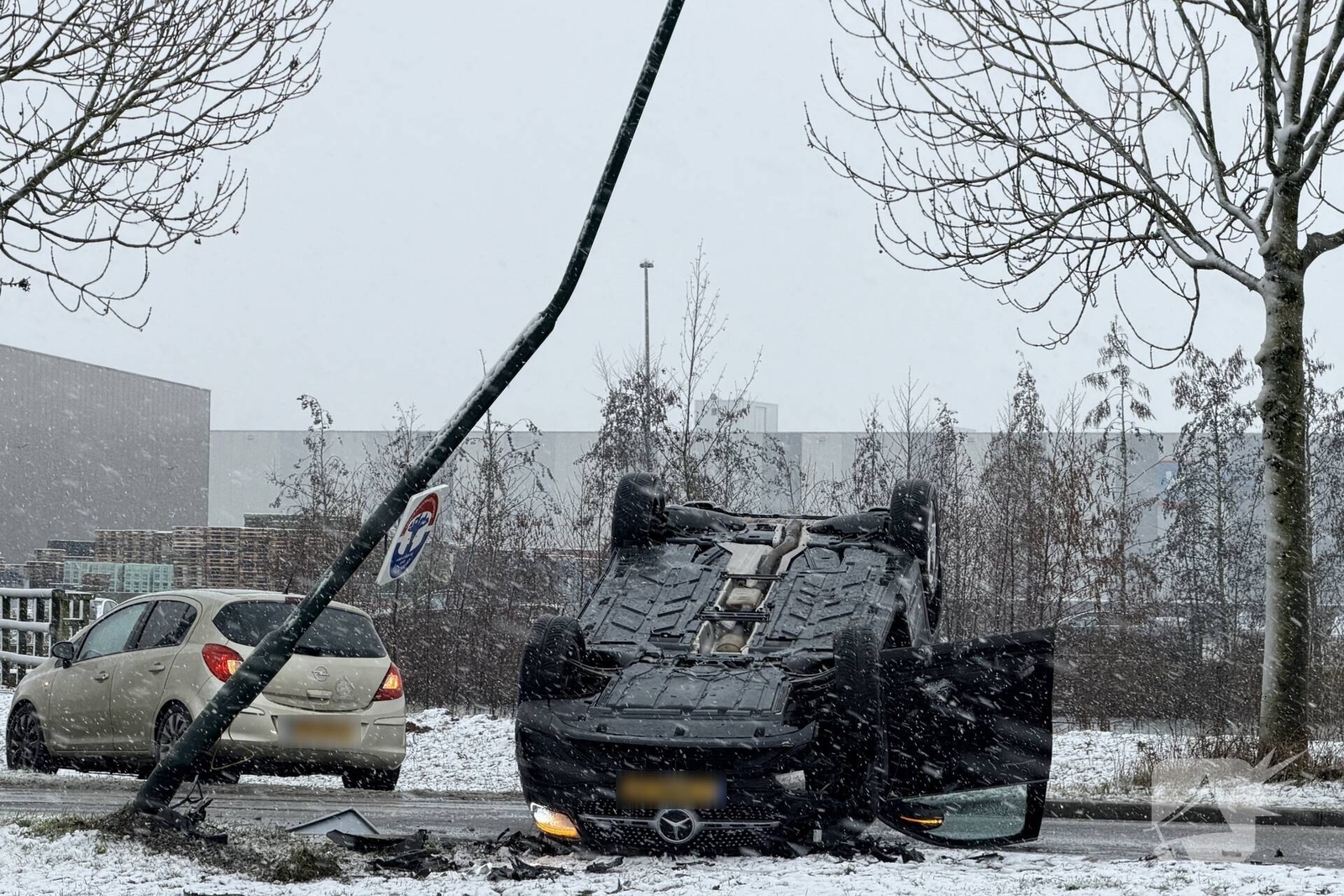 Auto botst tegen lantaarnpaal na uit de bocht vliegen, Doornhoek in Veghel