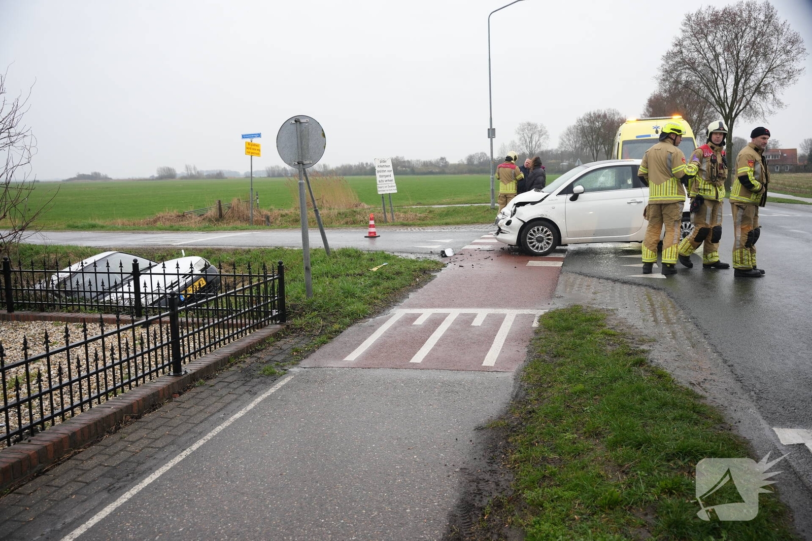 Bestelwagen komt in sloot tot stilstand, Keienweg in Nijkerk