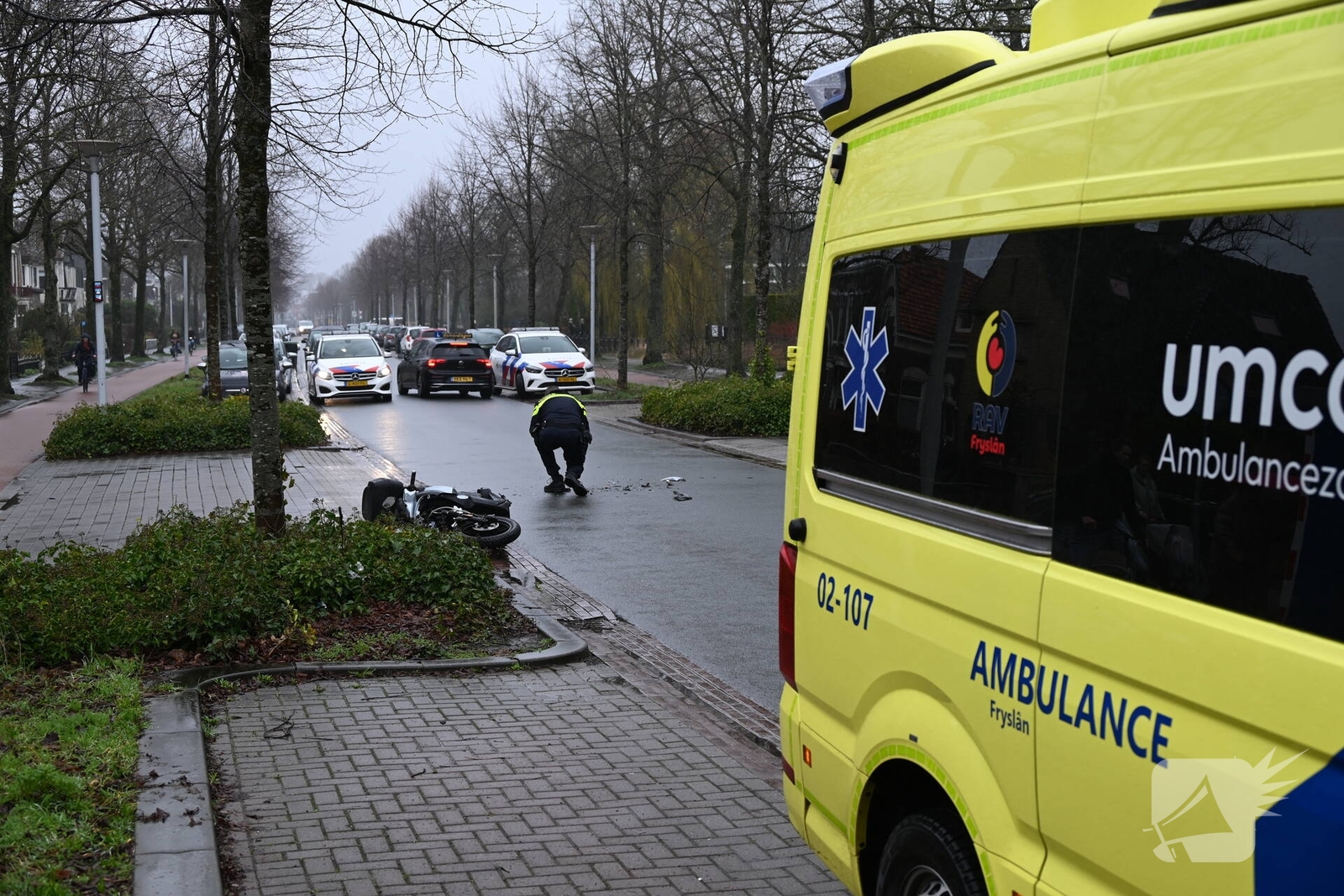 Ongeval tussen scooter en auto, Jellingastraat in Leeuwarden