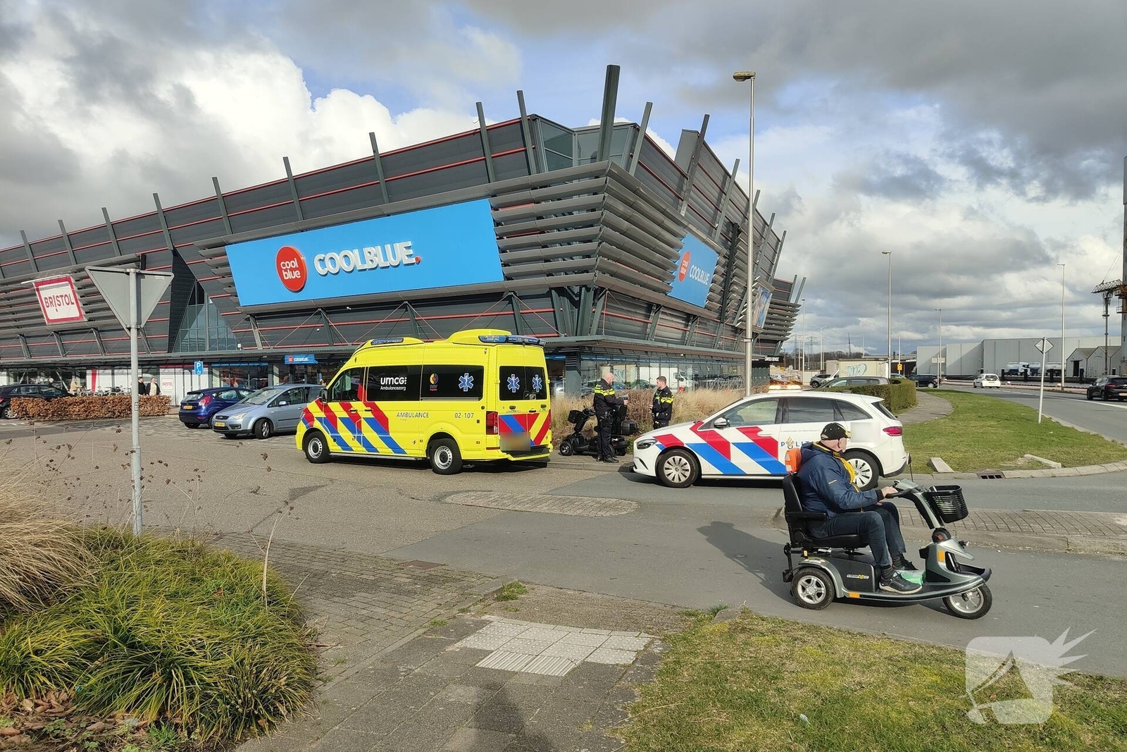 Scootmobielrijder gewond bij botsing met auto, Kanaalweg in Leeuwarden