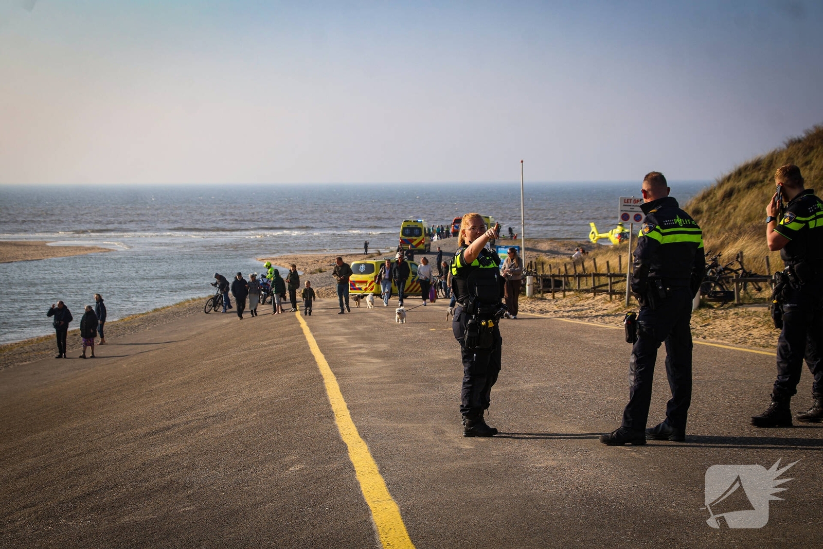 Hulpdiensten massaal ingezet voor incident op strand, Buitensluis in Katwijk
