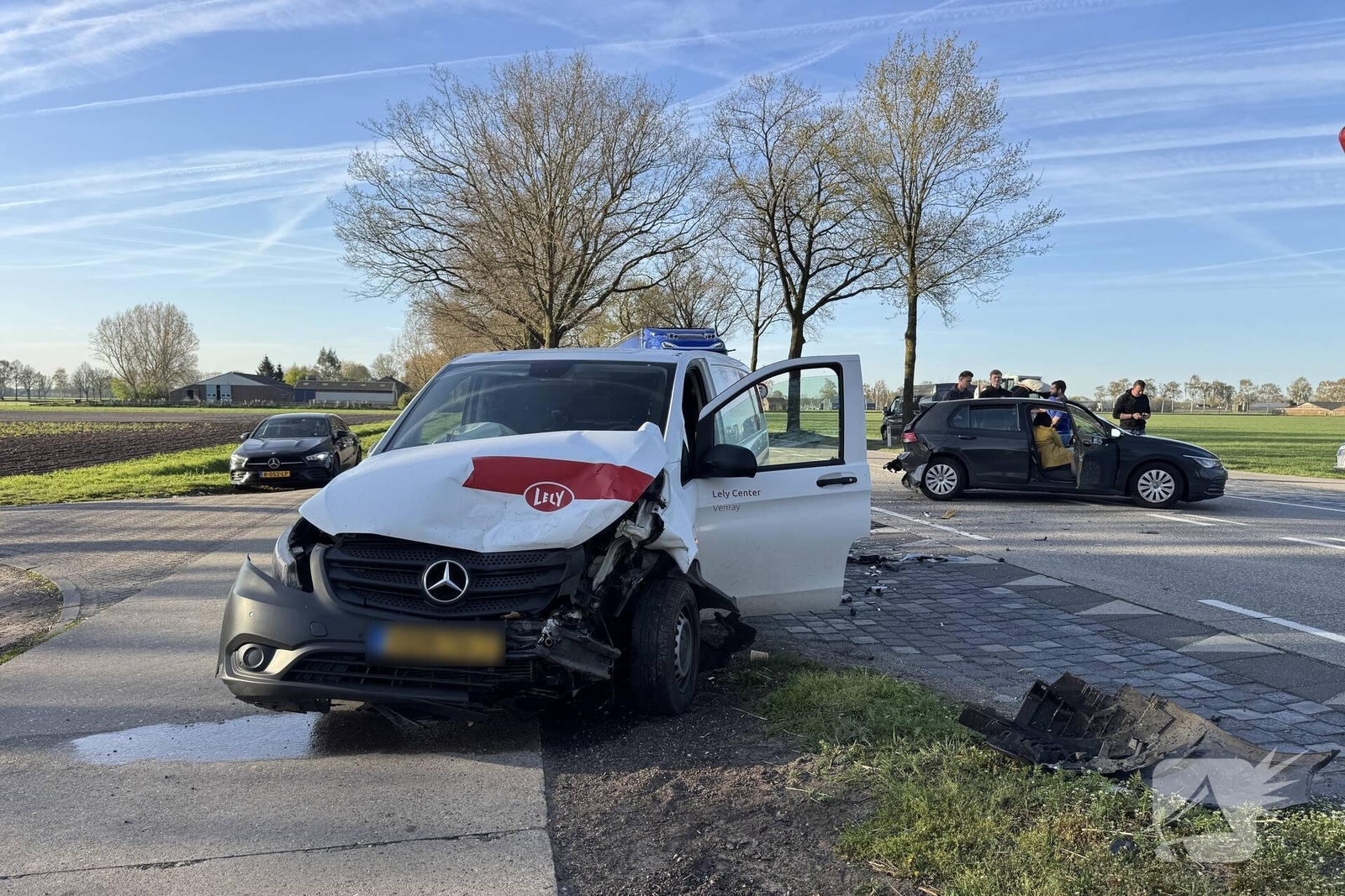 Forse aanrijding veroorzaakt verkeershinder, Grote Baan in Landhorst