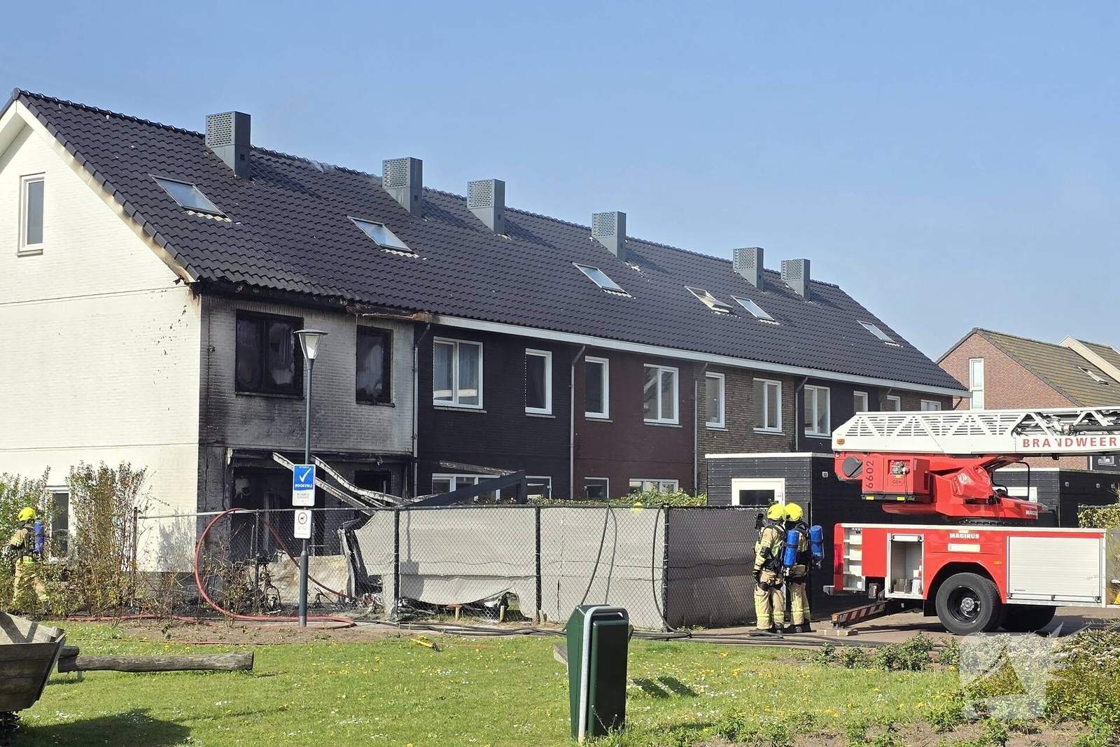 Brand in woning leidt tot opschaling naar grote brand, Ketelkade in Goes