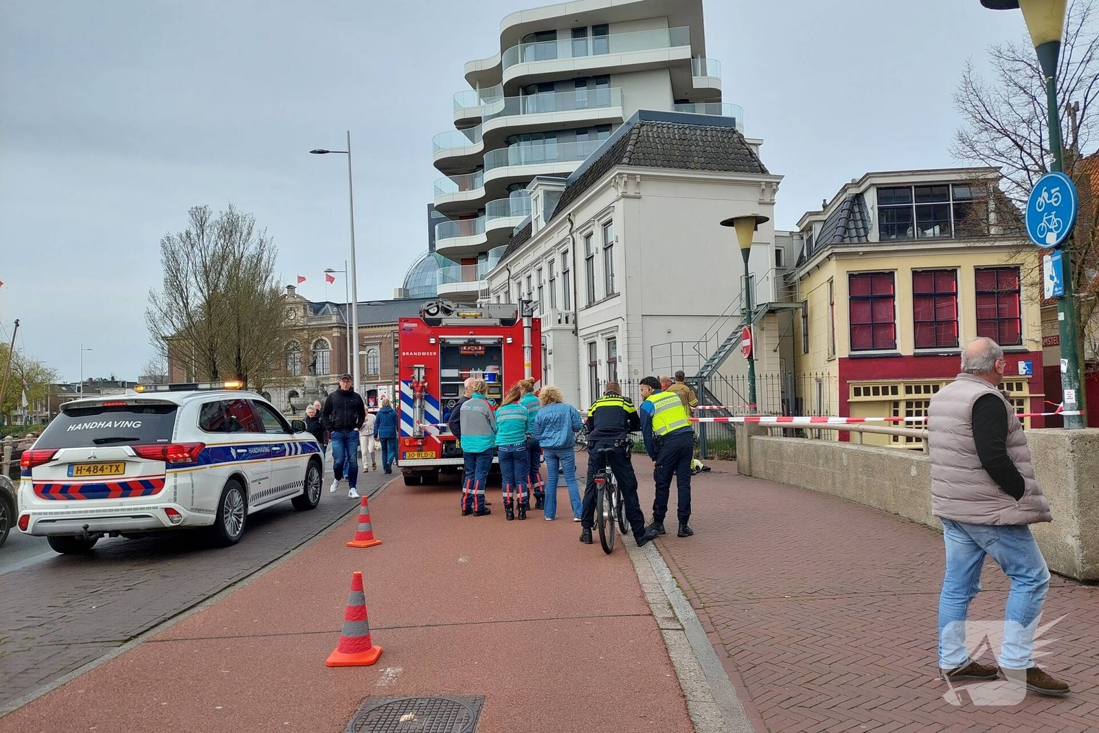 Brandweer onderzoekt vreemde lucht, Weaze in Leeuwarden