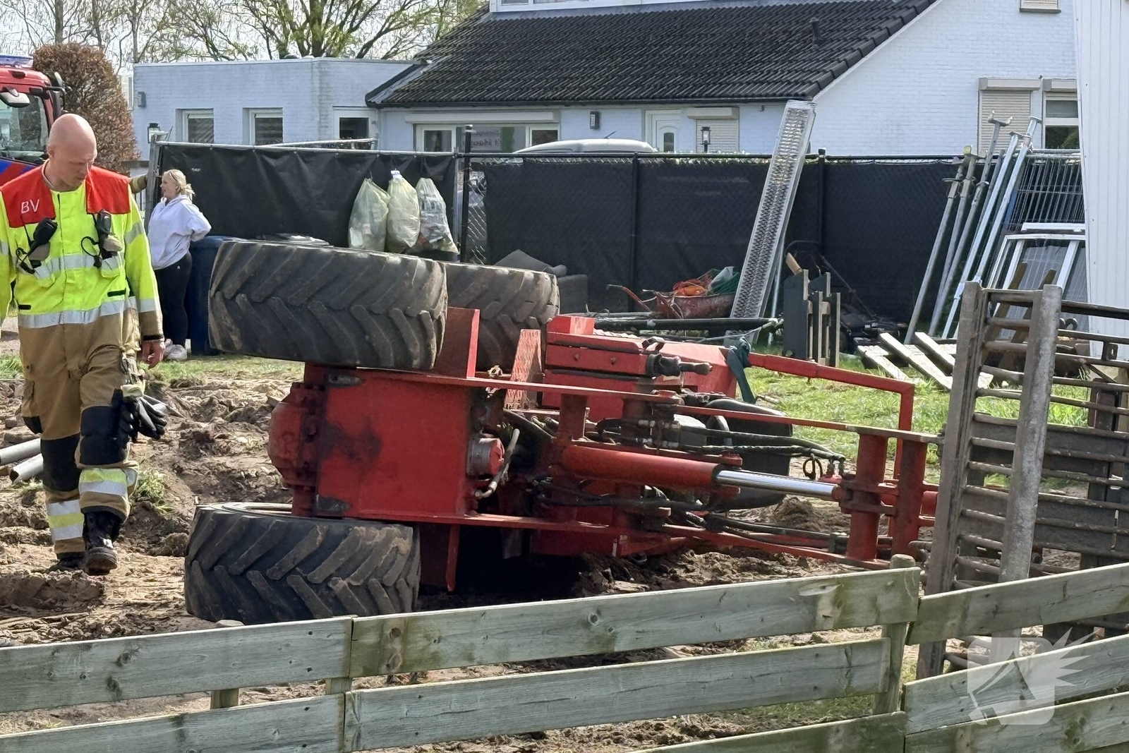 Minigraver kantelt tijdens werkzaamheden, Heertveldseweg in Schijndel