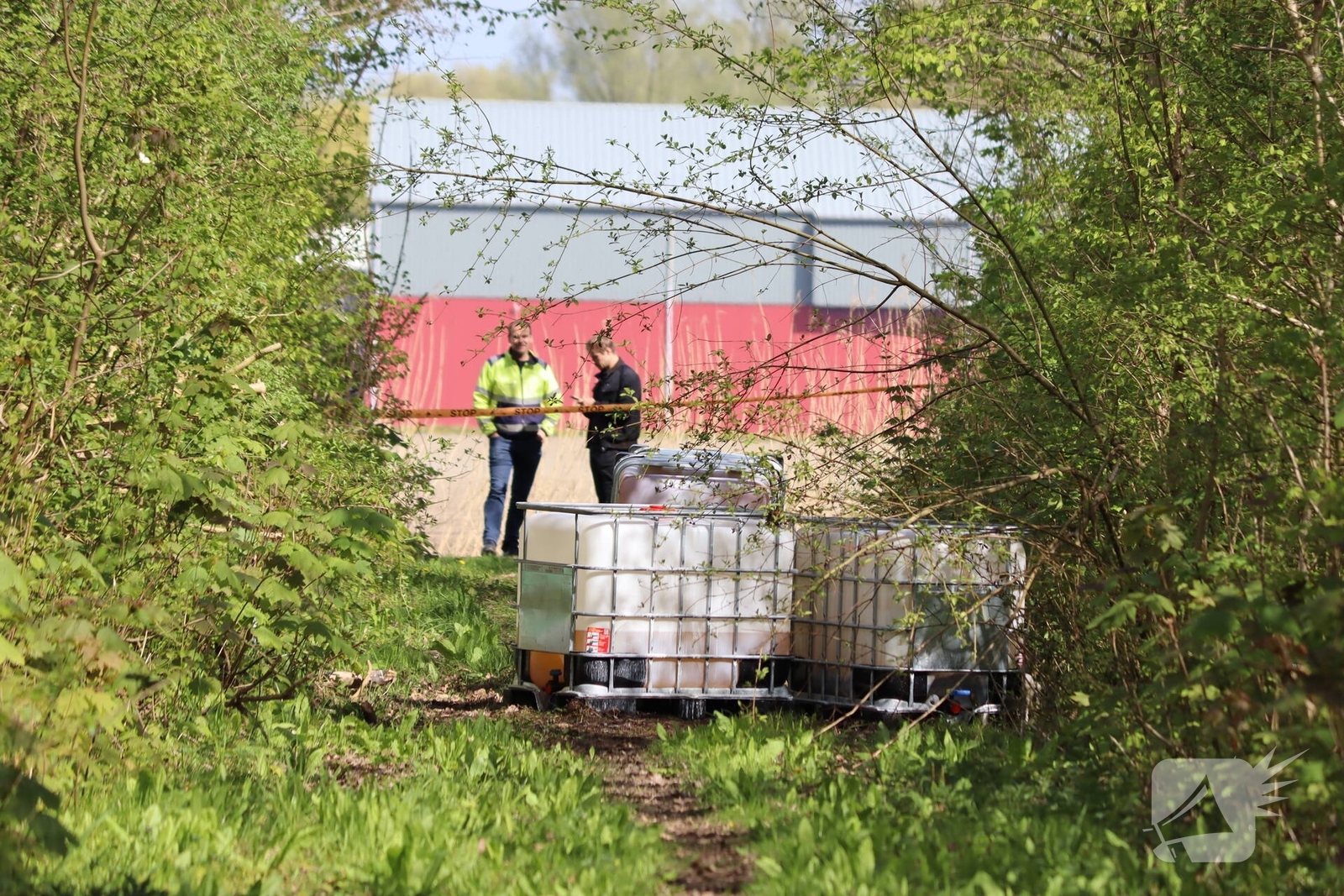 Brandweer onderzoekt drugsafval in bosgebied, Beginweg in Lelystad