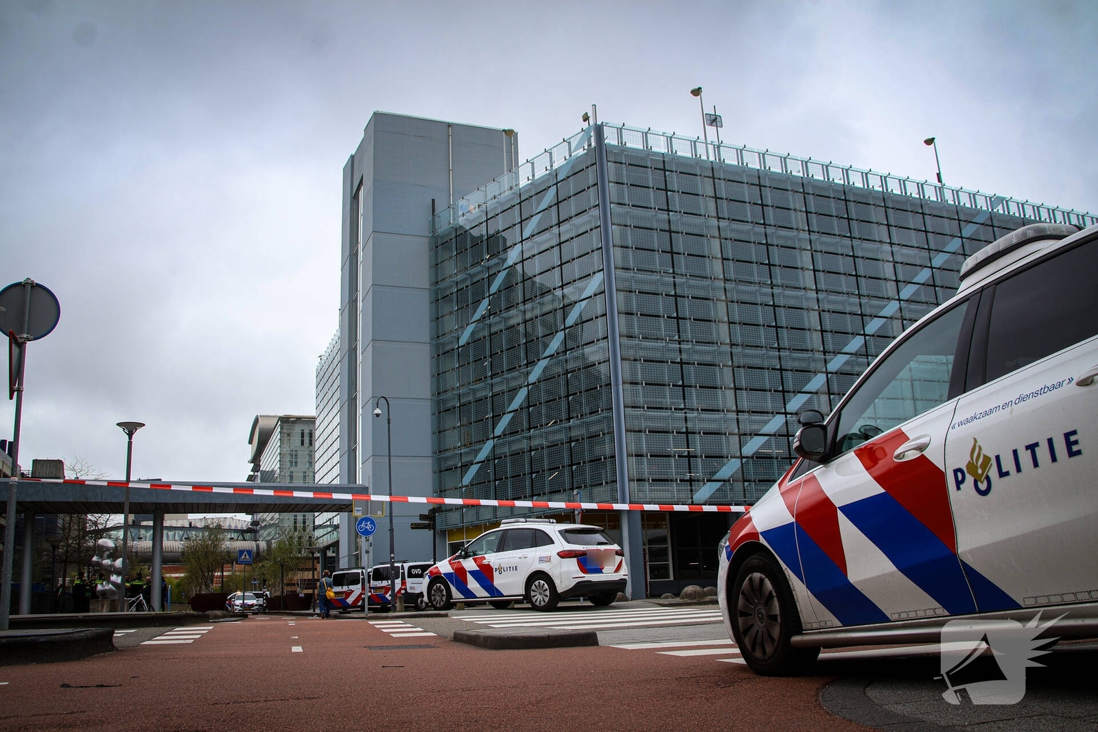 Persoon in nood op hoogte bij ziekenhuis, Albinusdreef in Leiden