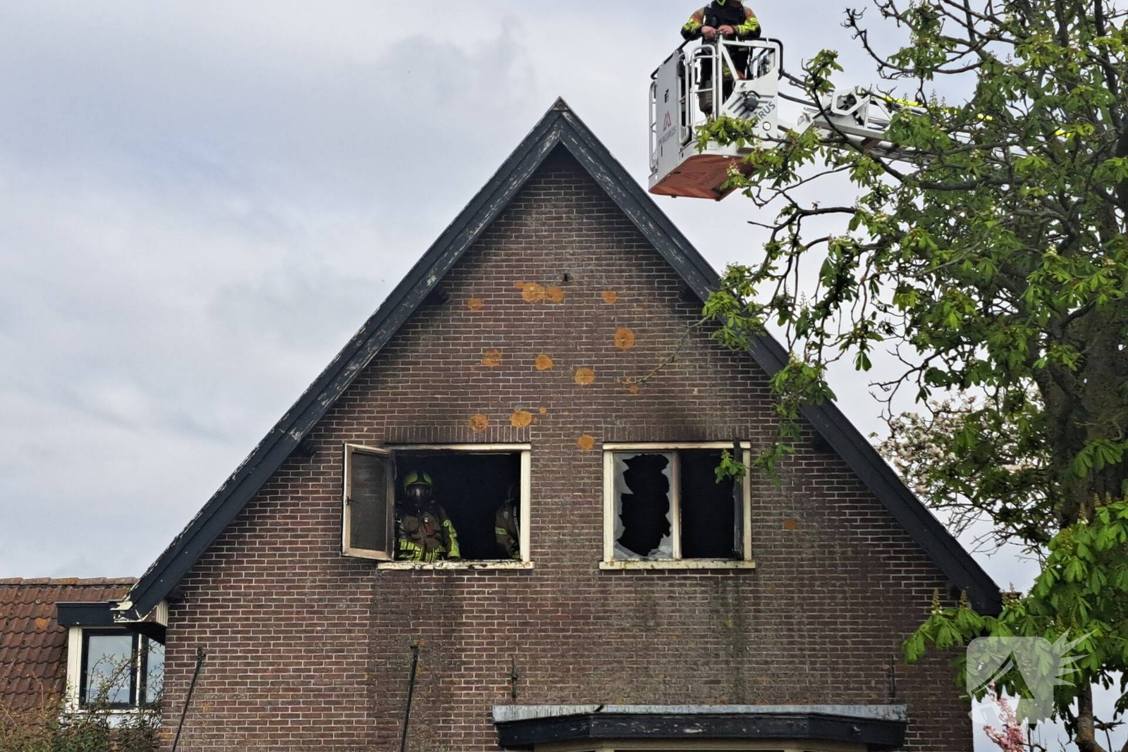 Brand verwoest bovenverdieping woning, Wassenaarseweg in Katwijk