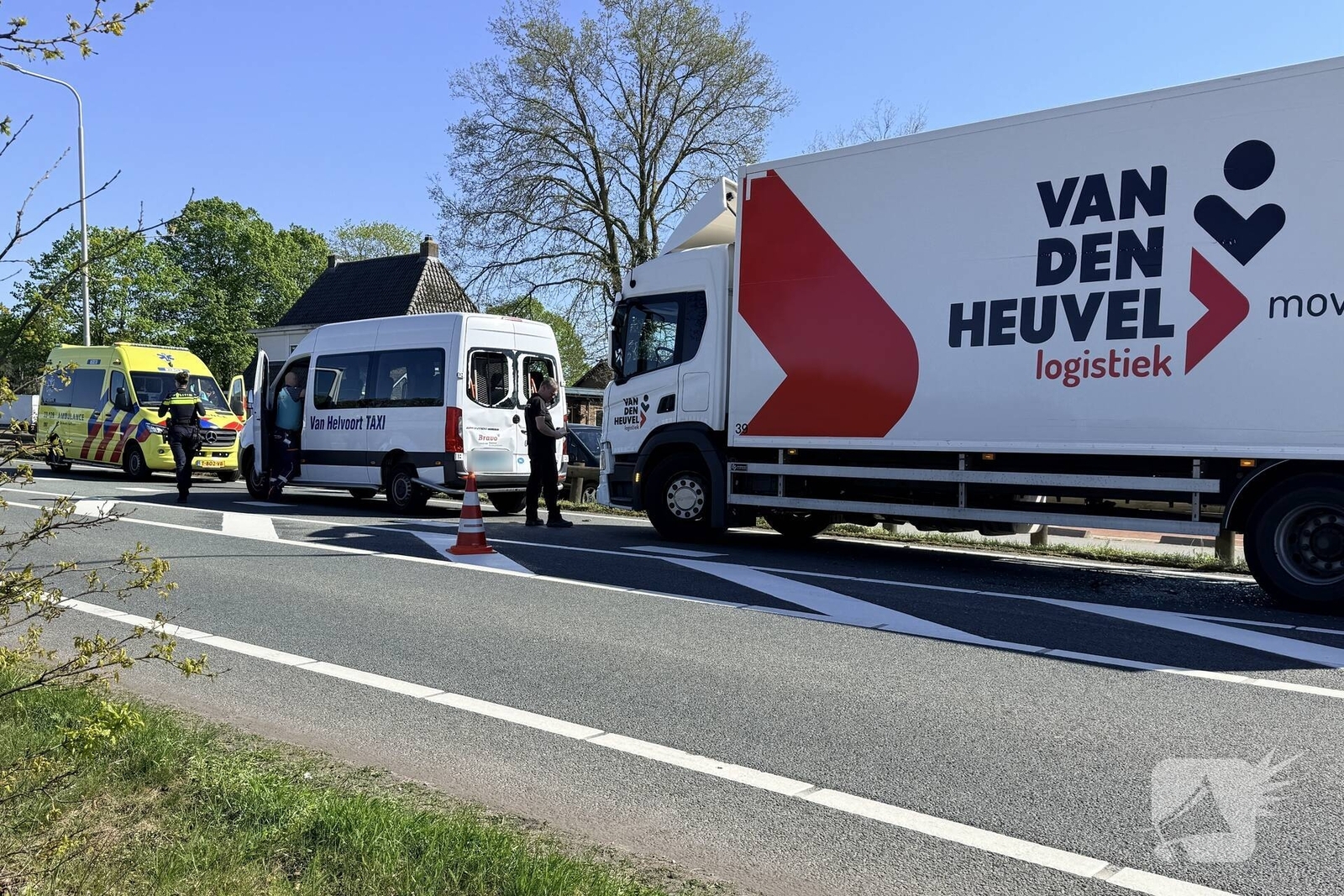 Gewonde nadat vrachtwagen achterop taxibus botst, Helmondsingel - N270 20,6 in Deurne