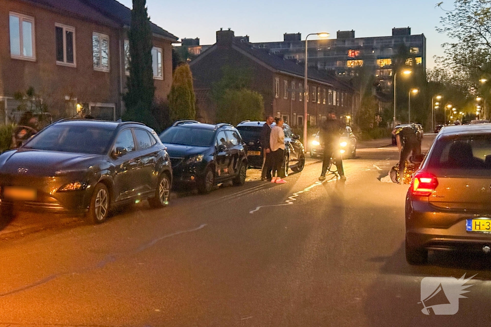 Fietser gewond bij botsing met geparkeerde auto's, Wiekslag in Amersfoort
