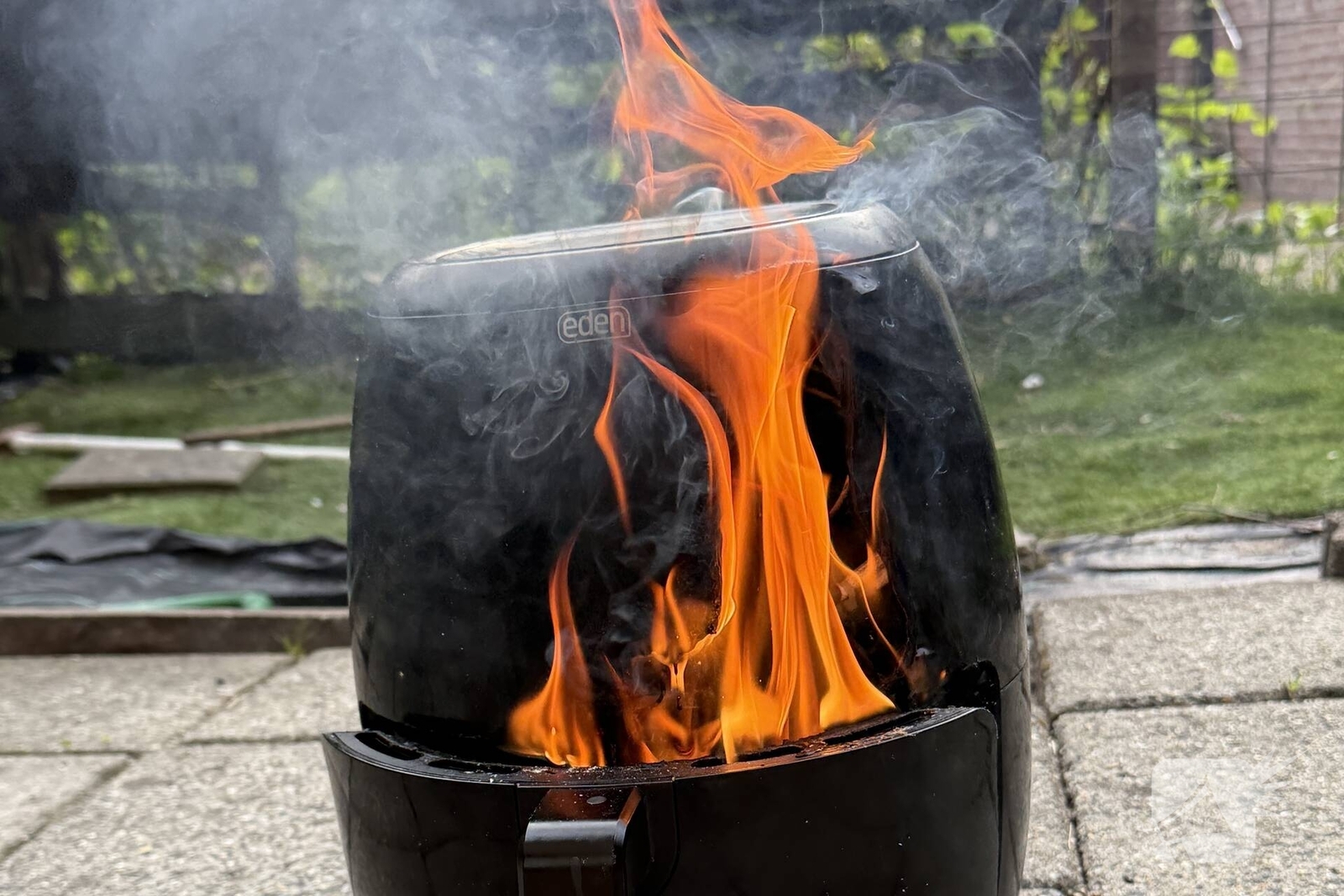 Airfryer vliegt in brand in woning, Marco Polostraat in Amersfoort