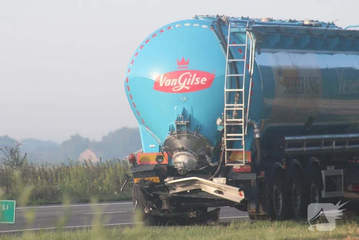 Auto rijdt op vrachtwagen bestuurder komt om
