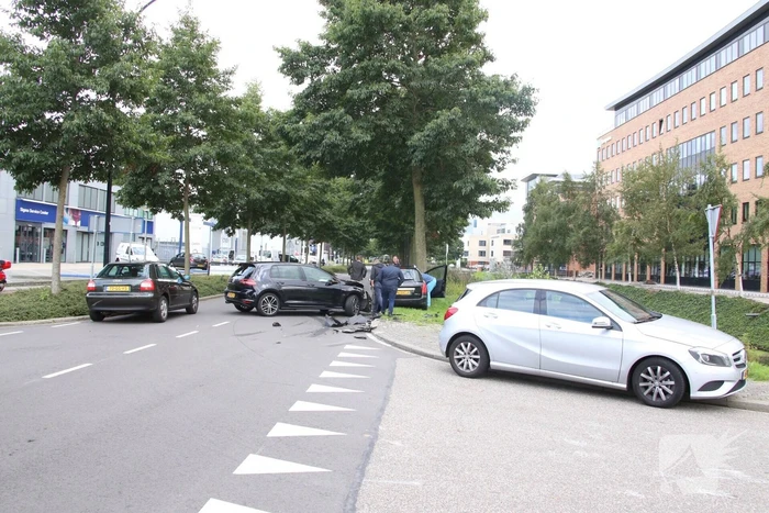 Twee auto's frontaal op elkaar na inhalen van vrachtwagen