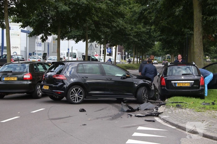 Twee auto's frontaal op elkaar na inhalen van vrachtwagen
