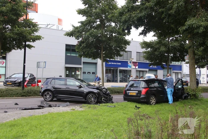 Twee auto's frontaal op elkaar na inhalen van vrachtwagen