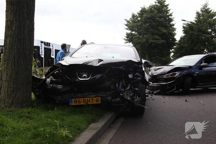 Twee auto's frontaal op elkaar na inhalen van vrachtwagen