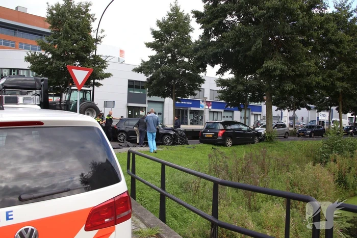 Twee auto's frontaal op elkaar na inhalen van vrachtwagen