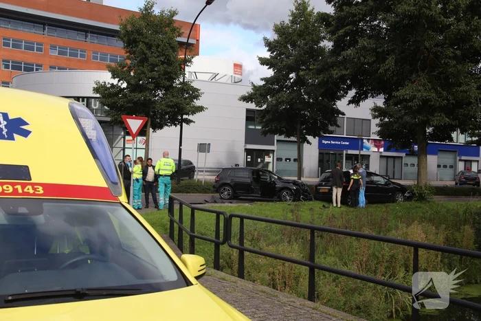 Twee auto's frontaal op elkaar na inhalen van vrachtwagen