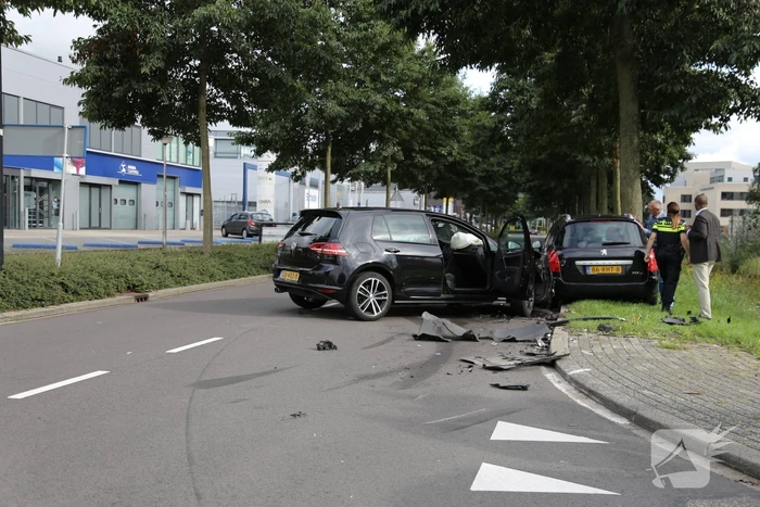 Twee auto's frontaal op elkaar na inhalen van vrachtwagen