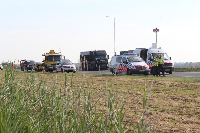 Auto rijdt op vrachtwagen bestuurder komt om