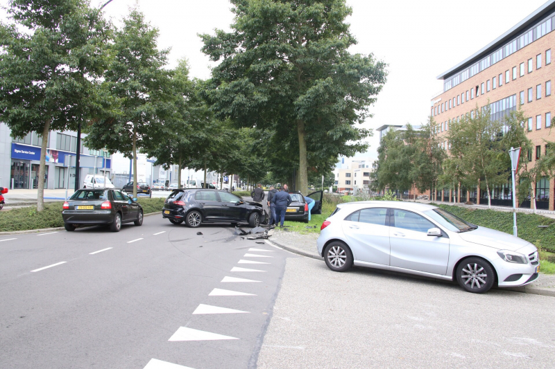 Twee auto's frontaal op elkaar na inhalen van vrachtwagen