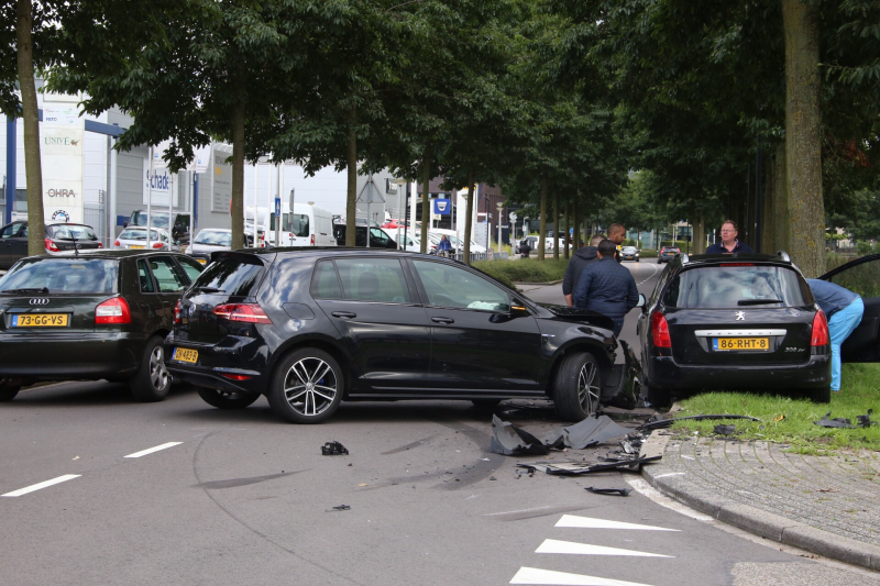 Twee auto's frontaal op elkaar na inhalen van vrachtwagen